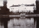 Bild på Gysinge Herrgård med Dalälven i förgrunden.