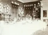 Matsalen i Gysinge herrgård uppdukad till fest. Foto förmodligen i samband med invigningen av Sala-Gysinge-Gefle järnväg år 1901.