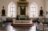 Torslunda kyrka.

Torslunda kyrka är en kyrka som ligger på Öland och tillhör Torslunda församling. Kyrkan är byggd i sten och är kalkad på utsidan. Kyrkogården är relativt stor. Intill kyrkan ligger församlingshem och pastorsexpedition.

I sin nuvarande form består kyrkan av ett rektangulärt långhus med kor i öster och torn i väster. Ursprungliga kyrkan uppfördes på 1100-talet. Det rakt avslutade koret tillkom på 1200-talet. Bortsett från kyrktornet fick kyrkan sin nuvarande form år 1776. Kyrktornet byggdes till 1819 och ersatte en klockstapel.

(Hämtat från Wikipedia)