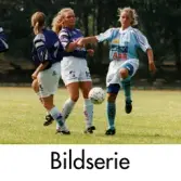 Serie om fyra fotografier som visar fotbollslaget Jitex BK spela match mot Gideonsbergs IF på Kvarnbyvallen i Mölndal, år 1996. Jitex BK vann matchen med 4-0.