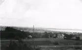 Vy över Apelviken, husen ligger utmed Ullebovägen, tid: 1940-tal