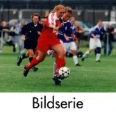 Serie om fem fotografier som visar fotbollslaget Jitex BK spela match mot HIF Alingsås på Åbyvallen i Mölndal, år 2000. Ett av fotografierna är en lagbild på Jitex från samma tillfälle.