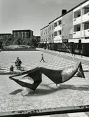 Södra Guldheden
Doktor Fries torg
Fina fisken, skulptur i rostfritt stål i en fontändamm på den norra delen av Doktor Fries torg.