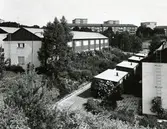 Södra Biskopsgården
Radhusområdet är beläget utmed gatorna Vädertjänstgatan, Väderstrecksgatan, Vädersolsgatan, Väderskeppsgatan, Tövädersgatan och Väderskiftesgatan.