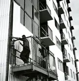 Punkthus i Järnbrott
Kommandobryggorna vid Norra och Södra Dragspelsgatan.
De 16 punkthusen i tolv våningar uppfördes under 1960-talets första år av Göteborgs stads bostadsaktiebolag.
Montering av aluminiumplåt