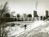 Järnbrott 
Käppen (Metkroken) ingår i bostadsområdet Västra Järnbrott och byggdes på 1960-talet. Lamellhuset, som är 800 meter långt, löper utefter Pianogatan och svänger av österut i en båge utefter Norra Dragspelsgatan. I trevåningshuset finns det i huvudsak treor, alla med balkong eller uteplats. Gården är en stor bilfri parkanläggning med lekplatser, gräsmattor och bollplan.