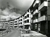 Järnbrott
Käppen (Metkroken) ingår i bostadsområdet Västra Järnbrott och byggdes på 1960-talet. Lamellhuset, som är 800 meter långt, löper utefter Pianogatan och svänger av österut i en båge utefter Norra Dragspelsgatan. I trevåningshuset finns det i huvudsak treor, alla med balkong eller uteplats. Gården är en stor bilfri parkanläggning med lekplatser, gräsmattor och bollplan.