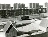 Järnbrott
Käppen (Metkroken) ingår i bostadsområdet Västra Järnbrott och byggdes på 1960-talet. Lamellhuset, som är 800 meter långt, löper utefter Pianogatan och svänger av österut i en båge utefter Norra Dragspelsgatan. I trevåningshuset finns det i huvudsak treor, alla med balkong eller uteplats. Gården är en stor bilfri parkanläggning med lekplatser, gräsmattor och bollplan.