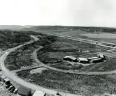 Järnbrott
Blivande Käppen (Metkroken) som ingår i bostadsområdet Västra Järnbrott och byggdes på 1960-talet. Lamellhuset, som är 800 meter långt, löper utefter Pianogatan och svänger av österut i en båge utefter Norra Dragspelsgatan. I trevåningshuset finns det i huvudsak treor, alla med balkong eller uteplats. Gården är en stor bilfri parkanläggning med lekplatser, gräsmattor och bollplan.