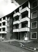 Järnbrott
Käppen (Metkroken) ingår i bostadsområdet Västra Järnbrott och byggdes på 1960-talet. Lamellhuset, som är 800 meter långt, löper utefter Pianogatan och svänger av österut i en båge utefter Norra Dragspelsgatan. I trevåningshuset finns det i huvudsak treor, alla med balkong eller uteplats. Gården är en stor bilfri parkanläggning med lekplatser, gräsmattor och bollplan.