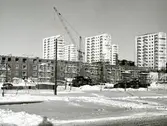 Järnbrott
Käppen (Metkroken) ingår i bostadsområdet Västra Järnbrott och byggdes på 1960-talet. Lamellhuset, som är 800 meter långt, löper utefter Pianogatan och svänger av österut i en båge utefter Norra Dragspelsgatan. I trevåningshuset finns det i huvudsak treor, alla med balkong eller uteplats. Gården är en stor bilfri parkanläggning med lekplatser, gräsmattor och bollplan.