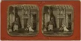 Stereokort (skadat) ur serien Actualités Théatrales utgiven på 1860-talet. Bilden föreställer en scen ur operan Romeo och Julia. Stereokortet är ett så kallat French tissue bestående av ett handkolorerat albuminfoto monterat i kartongram med tunt papper på baksidan. När kortet belyses bakifrån framträder färgerna. Kopian av kortet har framställts med två olika metoder: skanning på flatbäddsskanner och fotografering på ljusbord. 