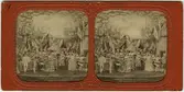 Stereokort ur serien Actualités Théatrales utgiven på 1860-talet. Bilden föreställer en scen ur operetten Storhertiginnan av Gerolstein. Stereokortet är ett så kallat French tissue bestående av ett handkolorerat albuminfoto monterat i kartongram med tunt papper på baksidan. När kortet belyses bakifrån framträder färgerna. Kopian av kortet har framställts med två olika metoder: skanning på flatbäddsskanner och fotografering på ljusbord. 