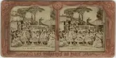 Stereokort (skadat) ur serien Les théatres de Paris, utgiven av BK, Paris på 1860-talet. Bilden föreställer en scen ur operan Den stumma från Portici. Stereokortet är ett så kallat French tissue bestående av ett handkolorerat albuminfoto monterat i kartongram med tunt papper på baksidan. När kortet belyses bakifrån framträder färgerna. Kopian av kortet har framställts med två olika metoder: skanning på flatbäddsskanner och fotografering på ljusbord. 