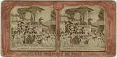 Stereokort (skadat) ur serien Les théatres de Paris, utgiven av BK, Paris på 1860-talet. Bilden föreställer en scen ur operan Den stumma från Portici. Stereokortet är ett så kallat French tissue bestående av ett handkolorerat albuminfoto monterat i kartongram med tunt papper på baksidan. När kortet belyses bakifrån framträder färgerna. Kopian av kortet har framställts med två olika metoder: skanning på flatbäddsskanner och fotografering på ljusbord. 