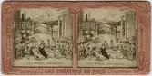 Stereokort ur serien Les théatres de Paris, utgiven av BK, Paris på 1860-talet. Bilden föreställer en scen ur operan Den stumma från Portici. Stereokortet är ett så kallat French tissue bestående av ett handkolorerat albuminfoto monterat i kartongram med tunt papper på baksidan. När kortet belyses bakifrån framträder färgerna. Kopian av kortet har framställts med två olika metoder: skanning på flatbäddsskanner och fotografering på ljusbord. 