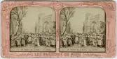 Stereokort ur serien Les théatres de Paris, utgiven av BK, Paris på 1880-talet. Bilden föreställer en scen ur operan Le tribut de Zamora (svensk titel okänd). Stereokortet är ett så kallat French tissue bestående av ett handkolorerat albuminfoto monterat i kartongram med tunt papper på baksidan. När kortet belyses bakifrån framträder färgerna. Kopian av kortet har framställts med två olika metoder: skanning på flatbäddsskanner och fotografering på ljusbord. 