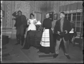 Scen ur pjäsen Baldevins bröllop, Södra teatern 1902. Gästspel av ett norskt teatersällskap. Skannat glasnegativ
