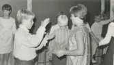Elever (födda 1954) från Brattåsskolans åk 6 är på lägerskola till Ransbergs Herrgård i Värmland 1960-tal. Eleverna dansar och har kul tillsammans under en kvällsaktivitet (fritid).