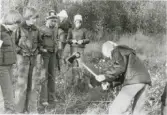 Lägerskola för Brattåsskolans elever åk 6 till Ransbergs Herrgård (NTO-gården) i Värmland 1975. Hans håller på med kvistning. Ulrik, Kristina och Agneta tittar på.