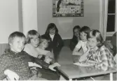 Elever från Brattåsskolans årskurs 6 är på lägerskola till Ransbergs Herrgård i Värmland 1975. Elever sitter vid ett bord, bl.a Ulrik, Marie, Agneta och Elisabeth.