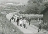 Elever från Brattåsskolans årskurs 6 är på lägerskola till Ransbergs Herrgård i Värmland 1960-tal. Eleverna vandrar på en grusväg i området.