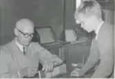 Slöjdläraren Erik Alminger hjälper eleven Kenneth Jönsson (född 1951) med hans skolarbete, Brattåsskolan 1965.