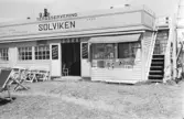 Restaurang Solviken, Stora Apelvik, som innehades av Eric Johansson 1945-1960. Bild 5 föreställer Eric Johansson med sonen Bengt Bossmark utanför restaurangens ingång. Solviken hade terassservering, en kioskdel och en restaurangdel. På takgesimsen utlovades 