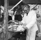 Torghandel på Varbergs torg. Bild 1 föreställer Eric Johansson, 