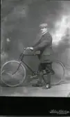 Skräddare Hjalmar Carlsson med cykel, ateljébild