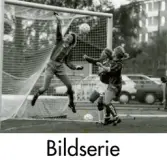 Serie om 15 svartvita fotografier som visar fotbollslaget Jitex BK spela match mot olika lag på Kvarnbyvallen i Mölndal, år 1989.