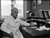 Gustaf Bergmark vid sitt skrivbord, Uppsala 1946