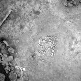 Björskog sn Åsta 2:3 Arkeologisk undersökning p g a breddning av väg 510 av Vlm / Henry Simonsson 6 - 24/8 1962 Rapport i Vlm:s arkiv.
Negativ till fotokarta

Koordinater X105 Y235  2
:: Samhör med:  inv.nr 14641 - 14642