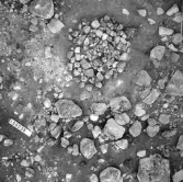 Björskog sn Åsta 2:3 Arkeologisk undersökning p g a breddning av väg 510 av Vlm / Henry Simonsson 6 - 24/8 1962 Rapport i Vlm:s arkiv.
Negativ till fotokarta

Koordinater X155 Y235
Samhör med:  inv.nr 14641 - 14642