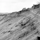 Romfartuna sn Äs RAÄ 119 Arkeologisk undersökning utförd av Vlm / Åke Hyenstrand och Ann Nilsson 1967
A3 Stenkista, raserad, belägen vid grustagskant NNÖ respektive Ö om gravfältet.