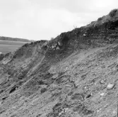 Romfartuna sn Äs RAÄ 119 Arkeologisk undersökning utförd av Vlm / Åke Hyenstrand och Ann Nilsson 1967
A3 Stenkista, raserad, belägen vid grustagskant NNÖ respektive Ö om gravfältet.