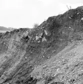 Romfartuna sn Äs RAÄ 119 Arkeologisk undersökning utförd av Vlm / Åke Hyenstrand och Ann Nilsson 1967
A3 Stenkista, raserad, belägen vid grustagskant NNÖ respektive Ö om gravfältet.