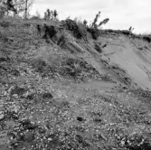 Romfartuna sn Äs RAÄ 119 Arkeologisk undersökning utförd av Vlm / Åke Hyenstrand och Ann Nilsson 1967
A3 Stenkista, raserad, belägen vid grustagskant NNÖ respektive Ö om gravfältet.