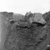 Romfartuna sn Äs RAÄ 119 Arkeologisk undersökning utförd av Vlm / Åke Hyenstrand och Ann Nilsson 1967
A3 Stenkista, raserad, belägen vid grustagskant NNÖ respektive Ö om gravfältet.