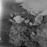 Romfartuna sn Äs RAÄ 119 Arkeologisk undersökning utförd av Vlm / Åke Hyenstrand och Ann Nilsson 1967
A3 Stenkista, raserad, belägen vid grustagskant NNÖ respektive Ö om gravfältet.