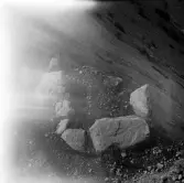 Romfartuna sn Äs RAÄ 119 Arkeologisk undersökning utförd av Vlm / Åke Hyenstrand och Ann Nilsson 1967
A3 Stenkista, raserad, belägen vid grustagskant NNÖ respektive Ö om gravfältet.