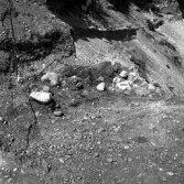 Romfartuna sn Äs RAÄ 119 Arkeologisk undersökning utförd av Vlm / Åke Hyenstrand och Ann Nilsson 1967
A3 Stenkista, raserad, belägen vid grustagskant NNÖ respektive Ö om gravfältet.