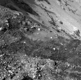 Romfartuna sn Äs RAÄ 119 Arkeologisk undersökning utförd av Vlm / Åke Hyenstrand och Ann Nilsson 1967
A3 Stenkista, raserad, belägen vid grustagskant NNÖ respektive Ö om gravfältet.