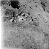 Romfartuna sn Äs RAÄ 119 Arkeologisk undersökning utförd av Vlm / Åke Hyenstrand och Ann Nilsson 1967
A3 Stenkista, raserad, belägen vid grustagskant NNÖ respektive Ö om gravfältet.