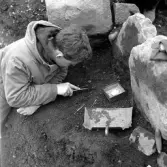 Romfartuna sn Äs RAÄ 119 Arkeologisk undersökning utförd av Vlm / Åke Hyenstrand och Ann Nilsson 1967
A3 Stenkista, raserad, belägen vid grustagskant NNÖ respektive Ö om gravfältet.