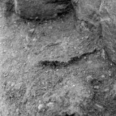 Romfartuna sn Äs RAÄ 119 Arkeologisk undersökning utförd av Vlm / Åke Hyenstrand och Ann Nilsson 1967
A3 Stenkista, raserad, belägen vid grustagskant NNÖ respektive Ö om gravfältet.