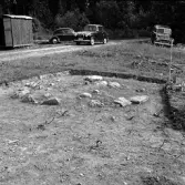 Romfartuna sn Äs RAÄ 119 Arkeologisk undersökning utförd av Vlm / Åke Hyenstrand och Ann Nilsson 1967
A4 Stensättning, rund (Södra delen) efter avtorvning.