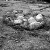 Romfartuna sn Äs RAÄ 119 Arkeologisk undersökning utförd av Vlm / Åke Hyenstrand och Ann Nilsson 1967
A5 Stenkista (Södra delen) efter rensning.