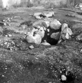 Romfartuna sn Äs RAÄ 119 Arkeologisk undersökning utförd av Vlm / Åke Hyenstrand och Ann Nilsson 1967
A5 Stenkista (Södra delen) efter ytterligare rensning.