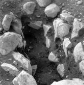 Romfartuna sn Äs RAÄ 119 Arkeologisk undersökning utförd av Vlm / Åke Hyenstrand och Ann Nilsson 1967
A5 Stenkista (Södra delen) bottnen.
Samhör med:  Inv.nr 18164